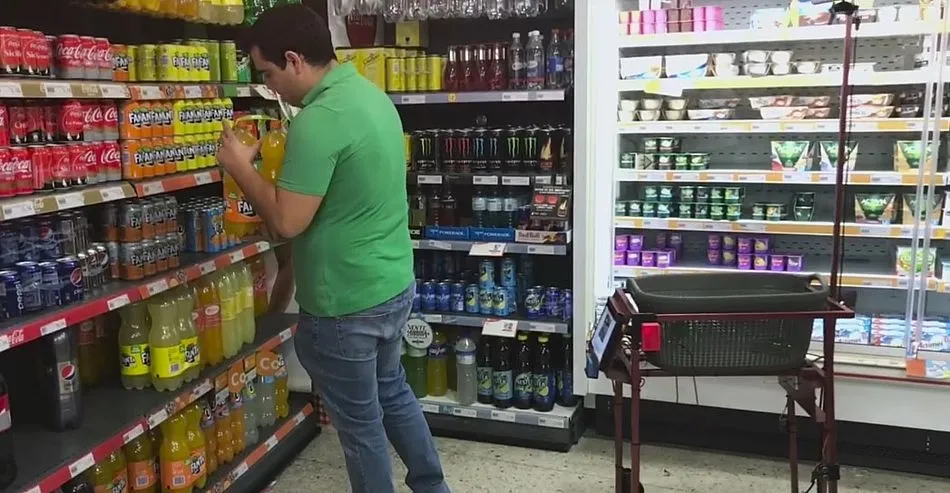 El carro de la compra sigue al cliente en un supermercado. Fotos: Agencia Dicyt