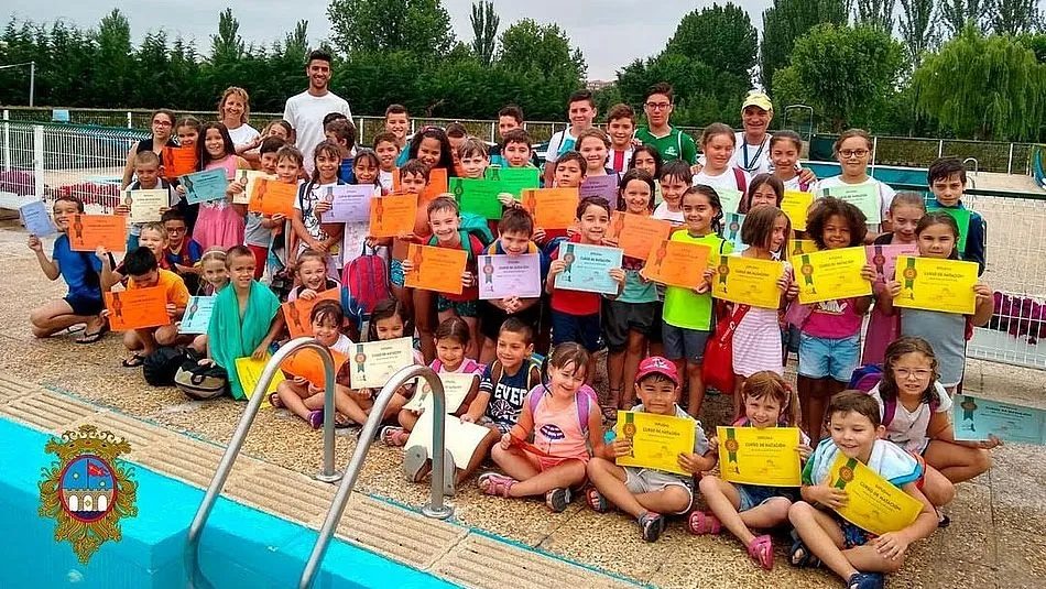 Casi 70 niños de los primeros cursos de natación reciben sus diplomas