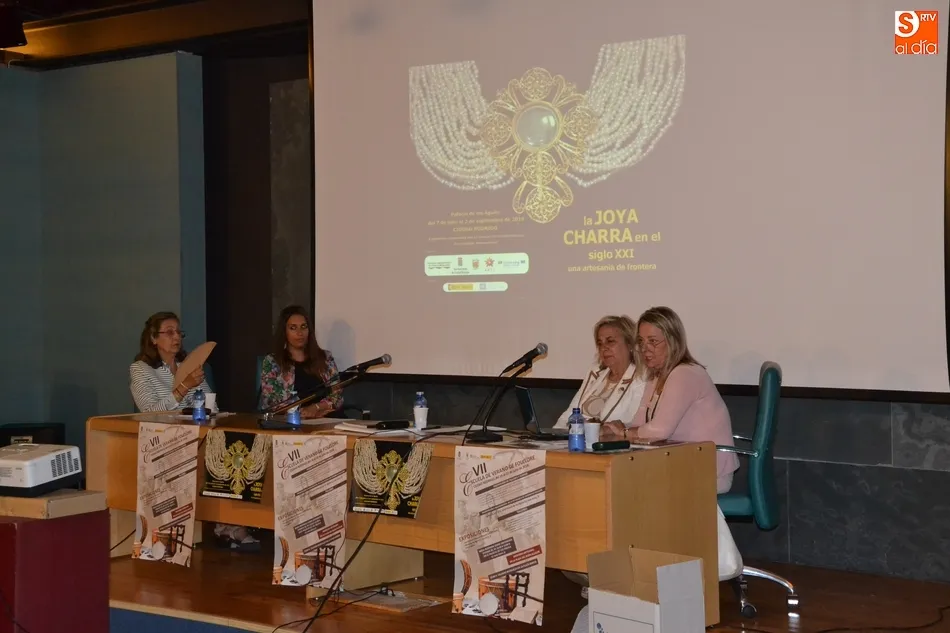 Foto 2 - Explicados en una mesa redonda los &lsquo;secretos&rsquo; de la joyer&iacute;a charra  