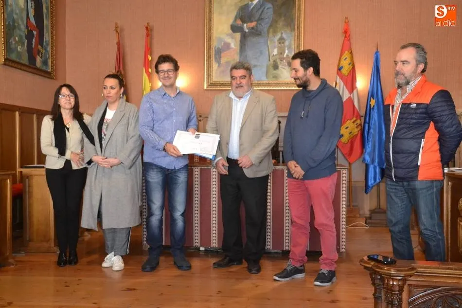 Entrega del Premio del año pasado a Carlos Vázquez por un trabajo sobre Siega Verde