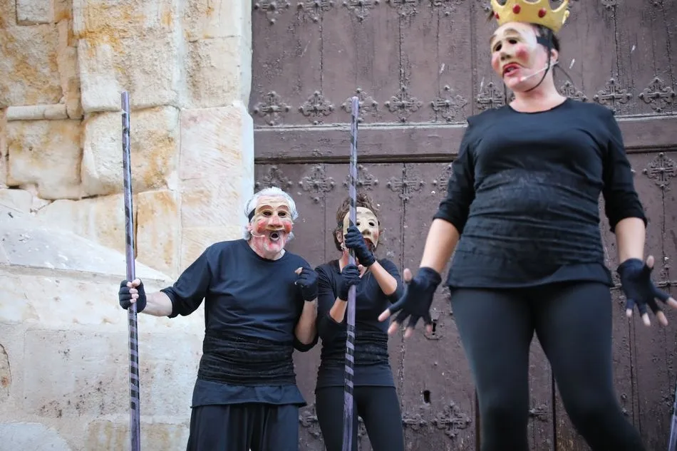 Foto 2 - Los locos se van de fiesta en la Plaza de San Benito con los Juegos de Escarnio de Et&oacute;n Teatro