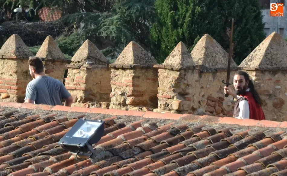 Antonio del Águila persiguiendo a uno de los visitantes en una divertida escena