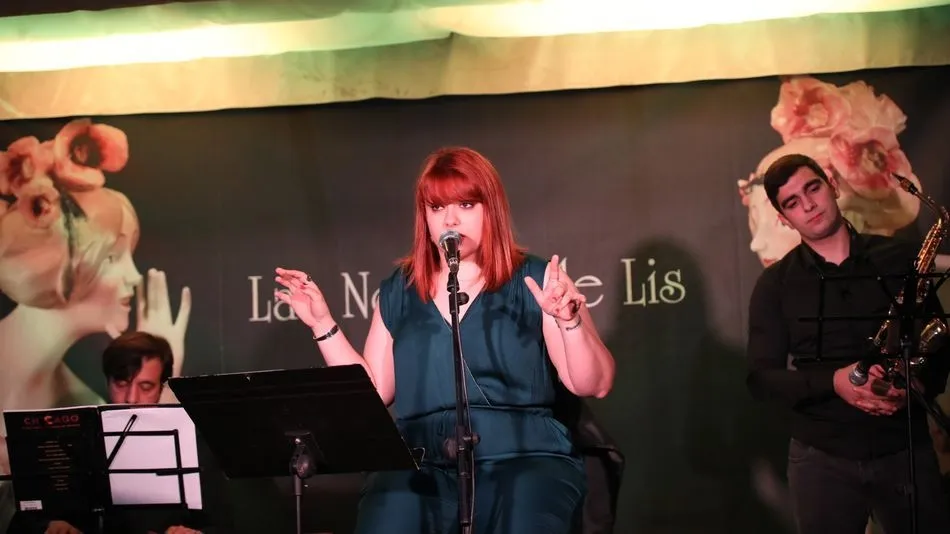 Victoria Mesonero, en plena interpretación de una canción. Fotos: Alberto Martín