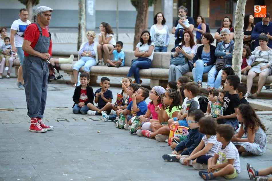 Foto 10 - Josetxu Mor&aacute;n lleva sus cuentos teatralizados a la Plaza Barcelona