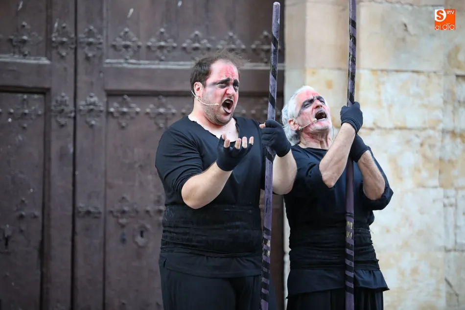 Foto 10 - Los locos se van de fiesta en la Plaza de San Benito con los Juegos de Escarnio de Et&oacute;n Teatro