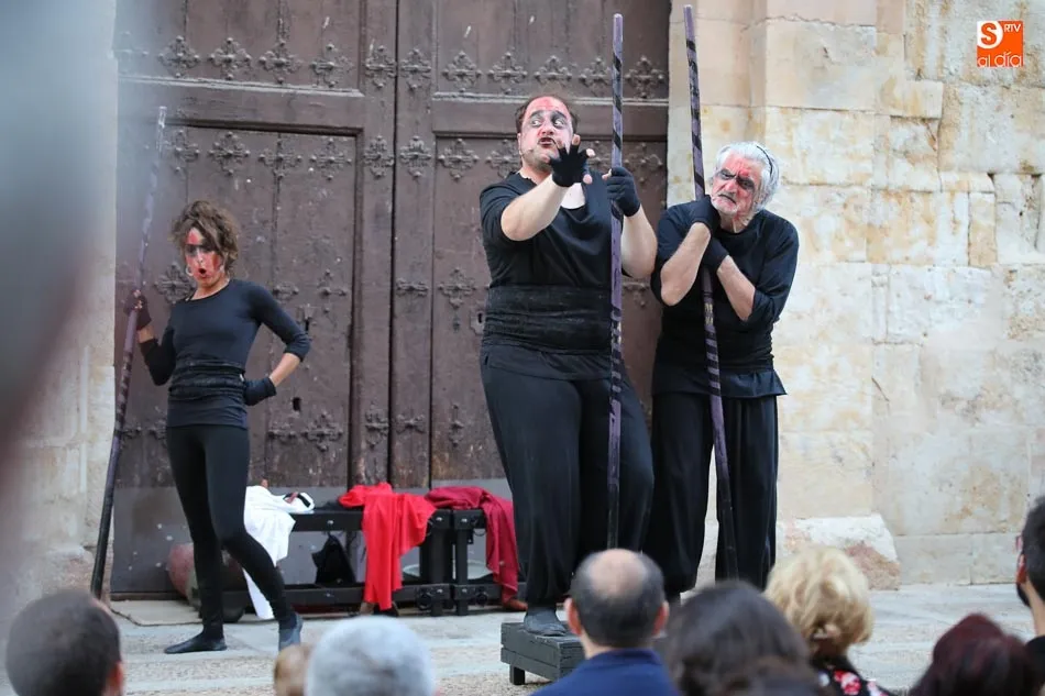 Foto 9 - Los locos se van de fiesta en la Plaza de San Benito con los Juegos de Escarnio de Et&oacute;n Teatro