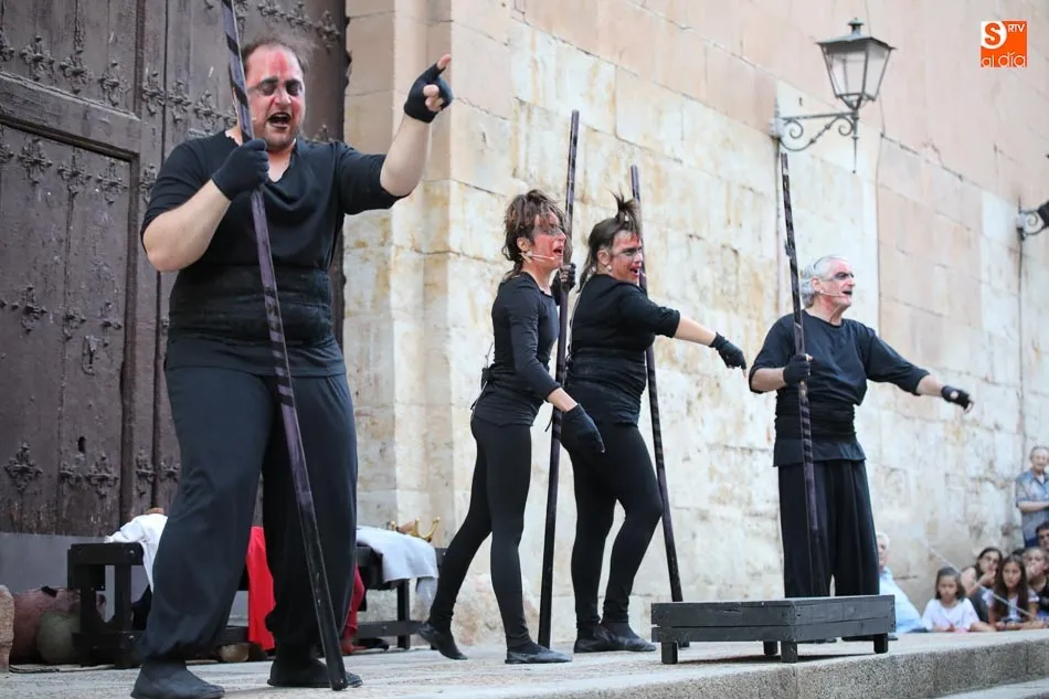 Foto 7 - Los locos se van de fiesta en la Plaza de San Benito con los Juegos de Escarnio de Et&oacute;n Teatro