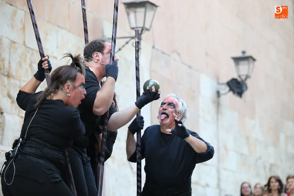 Foto 5 - Los locos se van de fiesta en la Plaza de San Benito con los Juegos de Escarnio de Et&oacute;n Teatro