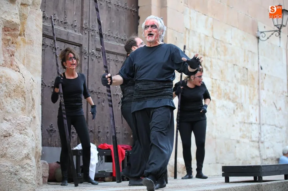 Foto 4 - Los locos se van de fiesta en la Plaza de San Benito con los Juegos de Escarnio de Et&oacute;n Teatro