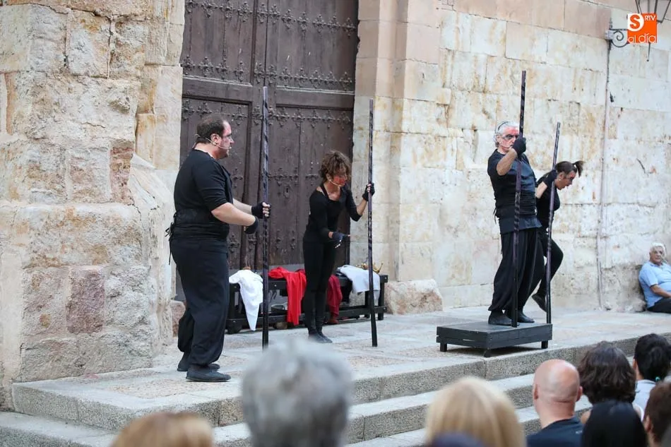 Foto 3 - Los locos se van de fiesta en la Plaza de San Benito con los Juegos de Escarnio de Et&oacute;n Teatro