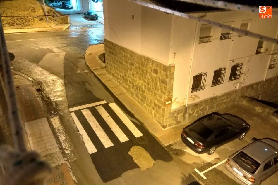 Foto 2 - Inundadas varias calles de Los Praos y la plaza Leandro Casc&oacute;n por una aver&iacute;a en El Bosque  