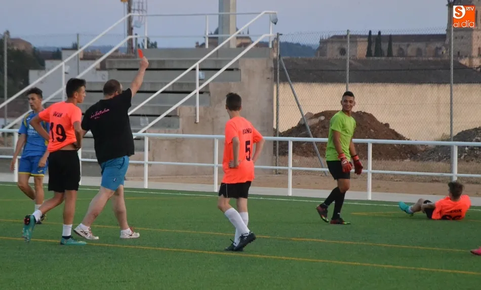 Foto 3 - &Eacute;pica victoria de Villazarcillo frente a Pedrotoro en la pr&oacute;rroga tras jugar con uno menos 29...