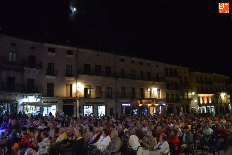 Foto 8 - Vallarna anima la noche del viernes en la Plaza antes de la gran jornada sabatina  
