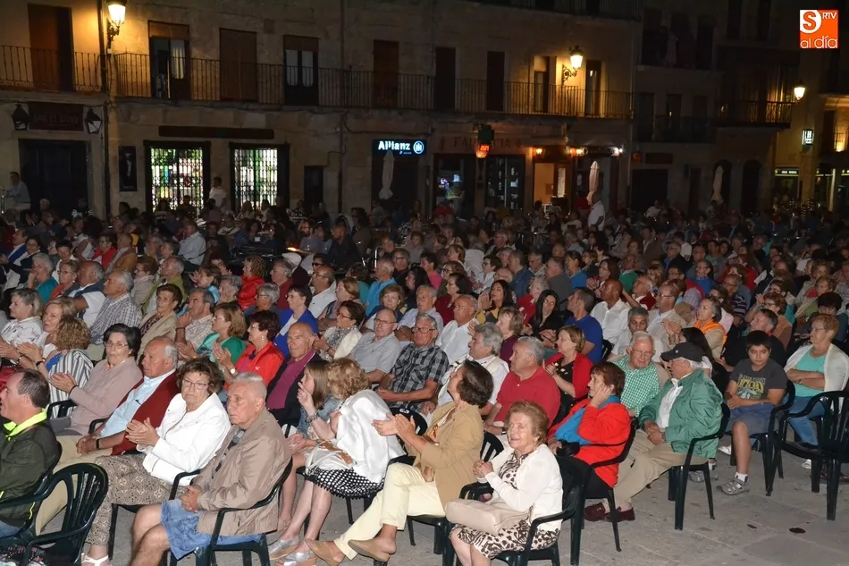 Foto 7 - Vallarna anima la noche del viernes en la Plaza antes de la gran jornada sabatina  