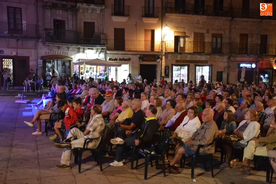 Foto 10 - Vallarna anima la noche del viernes en la Plaza antes de la gran jornada sabatina  
