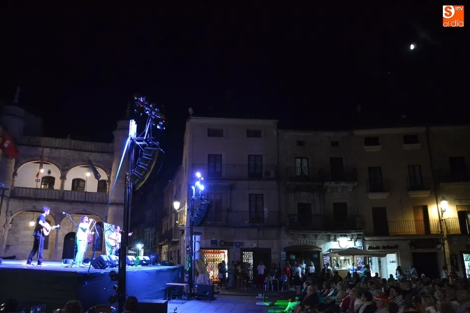 Foto 4 - Vallarna anima la noche del viernes en la Plaza antes de la gran jornada sabatina  