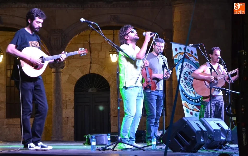 Vallarna anima la noche del viernes en la Plaza antes de la gran jornada sabatina  