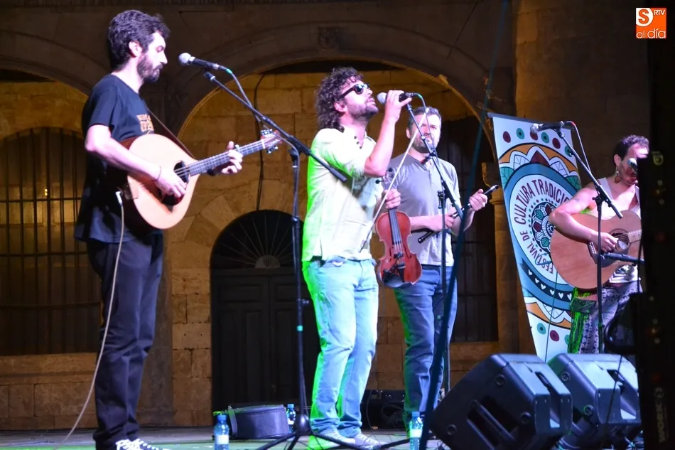 Foto 3 - Vallarna anima la noche del viernes en la Plaza antes de la gran jornada sabatina  