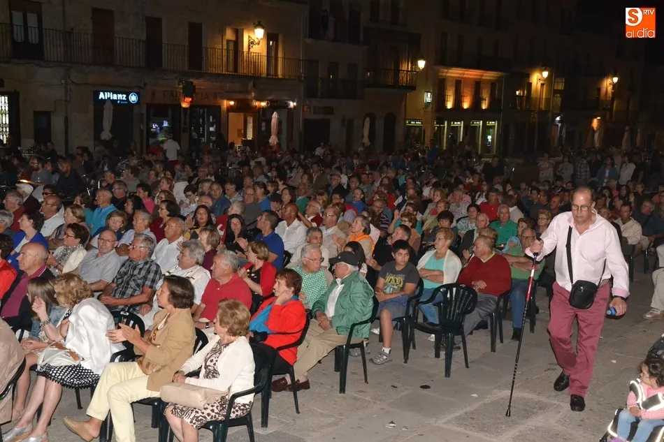 Foto 6 - Vallarna anima la noche del viernes en la Plaza antes de la gran jornada sabatina  