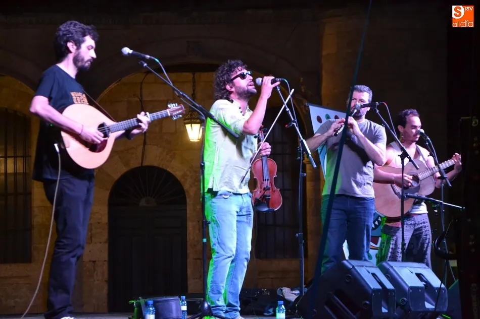 Foto 2 - Vallarna anima la noche del viernes en la Plaza antes de la gran jornada sabatina  