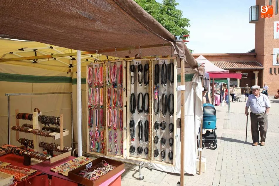 Foto 10 - La feria de artesan&iacute;a y la concentraci&oacute;n motera inundan de ambiente festivo las calles  