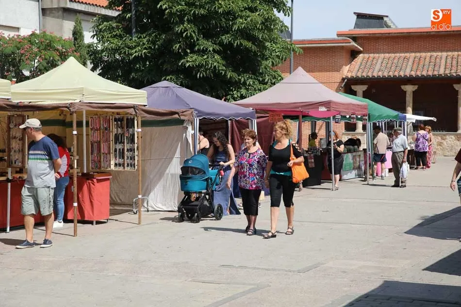 Foto 8 - La feria de artesan&iacute;a y la concentraci&oacute;n motera inundan de ambiente festivo las calles  
