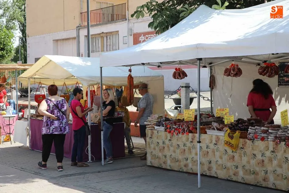 Foto 5 - La feria de artesan&iacute;a y la concentraci&oacute;n motera inundan de ambiente festivo las calles  