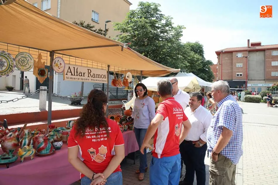 Foto 4 - La feria de artesan&iacute;a y la concentraci&oacute;n motera inundan de ambiente festivo las calles  