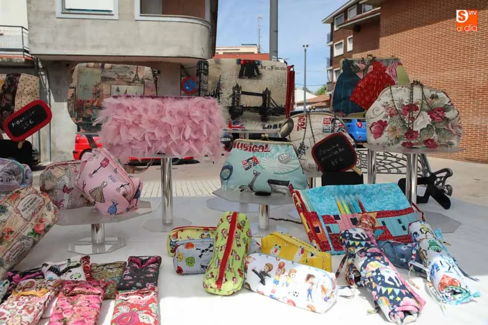 Foto 2 - La feria de artesan&iacute;a y la concentraci&oacute;n motera inundan de ambiente festivo las calles  