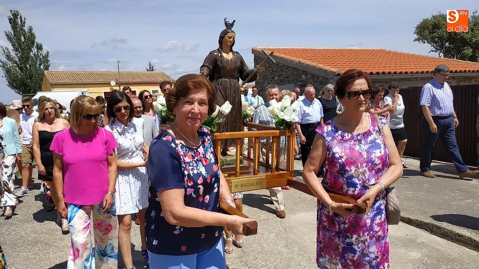 Las vecinas portaron la imagen de Santa María Magdalena durante la procesión en Palacios de Salvatierra