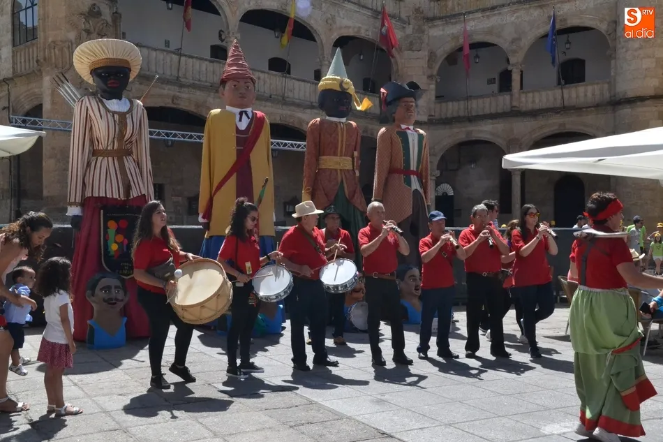 Foto 11 - Unos gigantes conquistan el centro hist&oacute;rico mirobrigense  