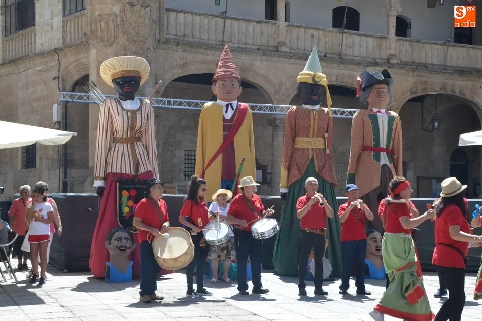 Unos gigantes conquistan el centro histórico mirobrigense  