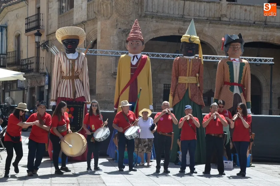 Foto 6 - Unos gigantes conquistan el centro hist&oacute;rico mirobrigense  
