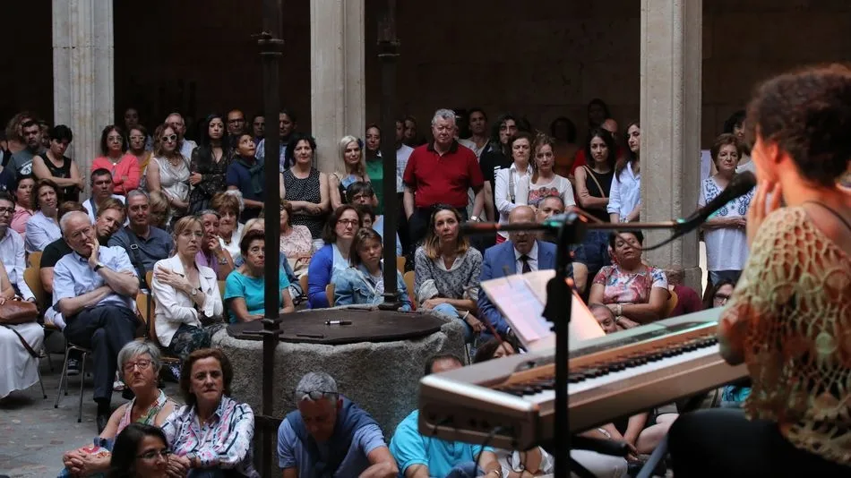 Numeroso público siguió con atención y deleite el recital de Blanco. Fotos: Alberto Martín