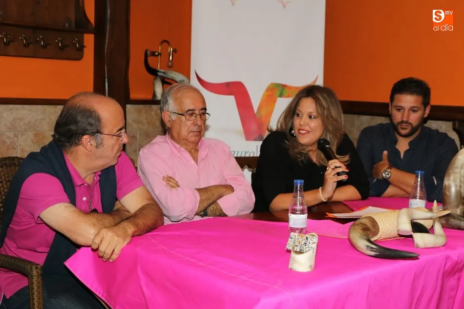 Foto 6 - Padilla y Castella, con la rejoneadora Lea Vicens, ponen a Vitigudino en el primer nivel de la...