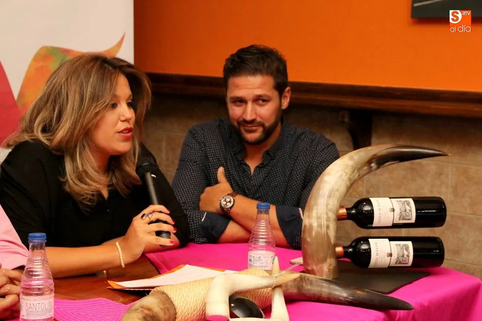 Foto 5 - Padilla y Castella, con la rejoneadora Lea Vicens, ponen a Vitigudino en el primer nivel de la...