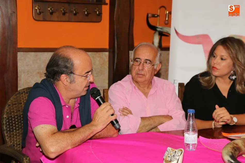 Foto 4 - Padilla y Castella, con la rejoneadora Lea Vicens, ponen a Vitigudino en el primer nivel de la...