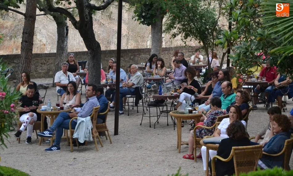 Foto 4 - Cardoso difunde su m&uacute;sica en el marco incomparable de los jardines del Parador