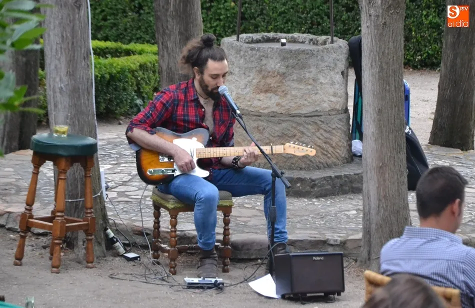 Cardoso difunde su música en el marco incomparable de los jardines del Parador