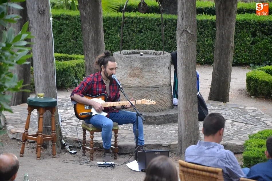 Foto 2 - Cardoso difunde su m&uacute;sica en el marco incomparable de los jardines del Parador