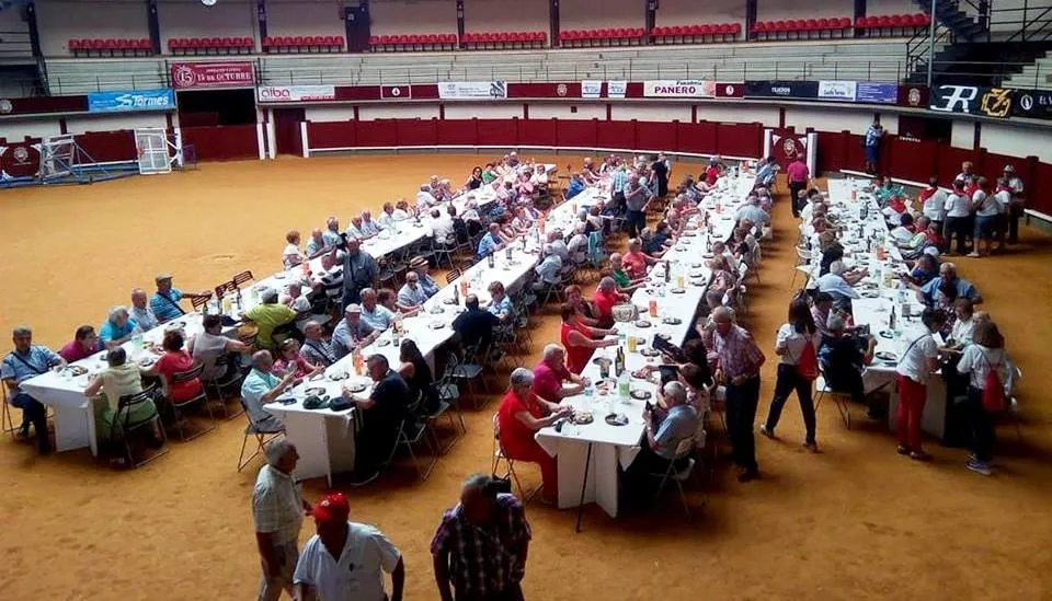 Foto 3 - Alba de Tormes acoge a los jubilados de la provincia  