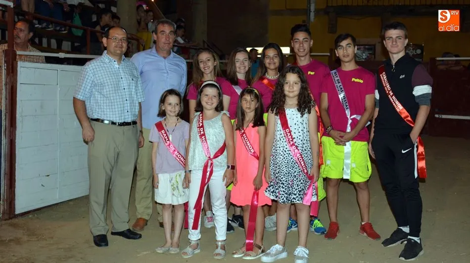 Pregonero y alcalde acompañando a la Corte de las fiestas 2018