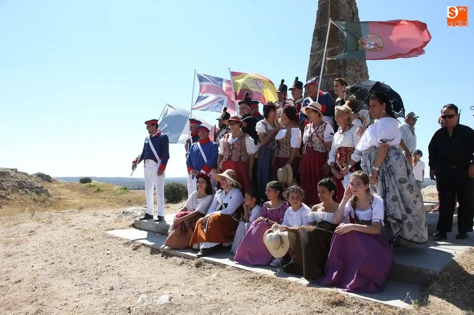 Foto 5 - Arapiles se vuelca con la tradicional ofrenda a los ca&iacute;dos  