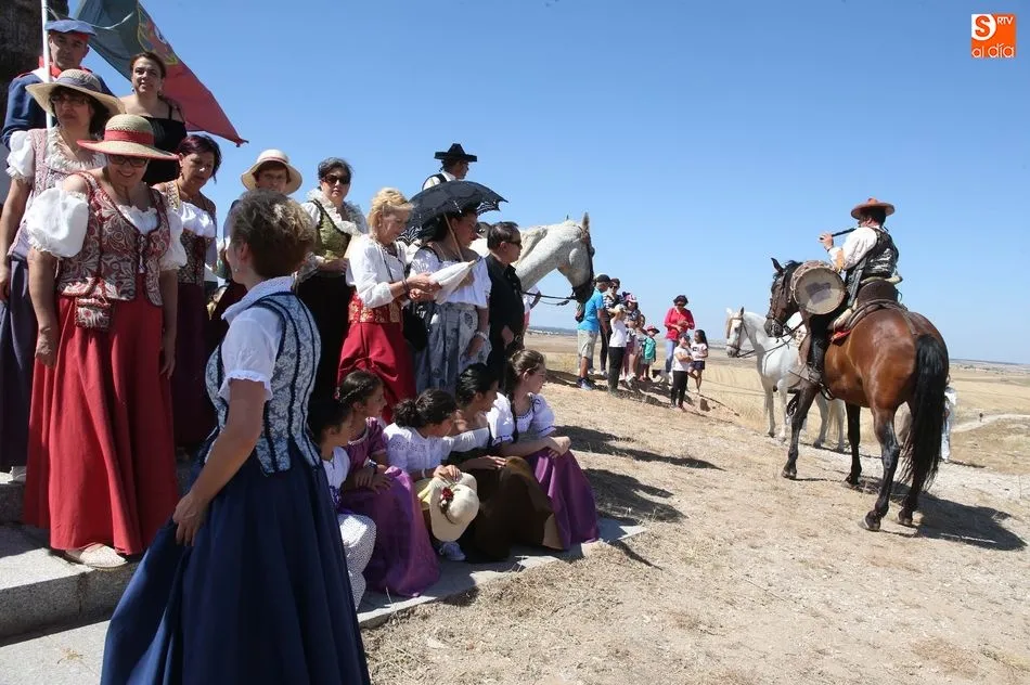 Foto 4 - Arapiles se vuelca con la tradicional ofrenda a los ca&iacute;dos  