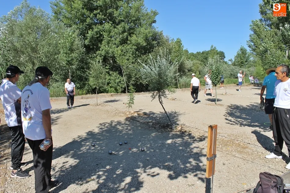 Un momento del torneo de petanca disputado este domingo en Valverdón