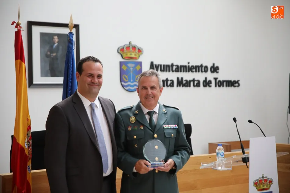 Foto 6 - El Ayuntamiento rinde un merecido homenaje a la Guardia Civil