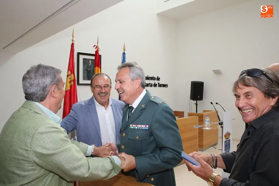 Foto 3 - El Ayuntamiento rinde un merecido homenaje a la Guardia Civil