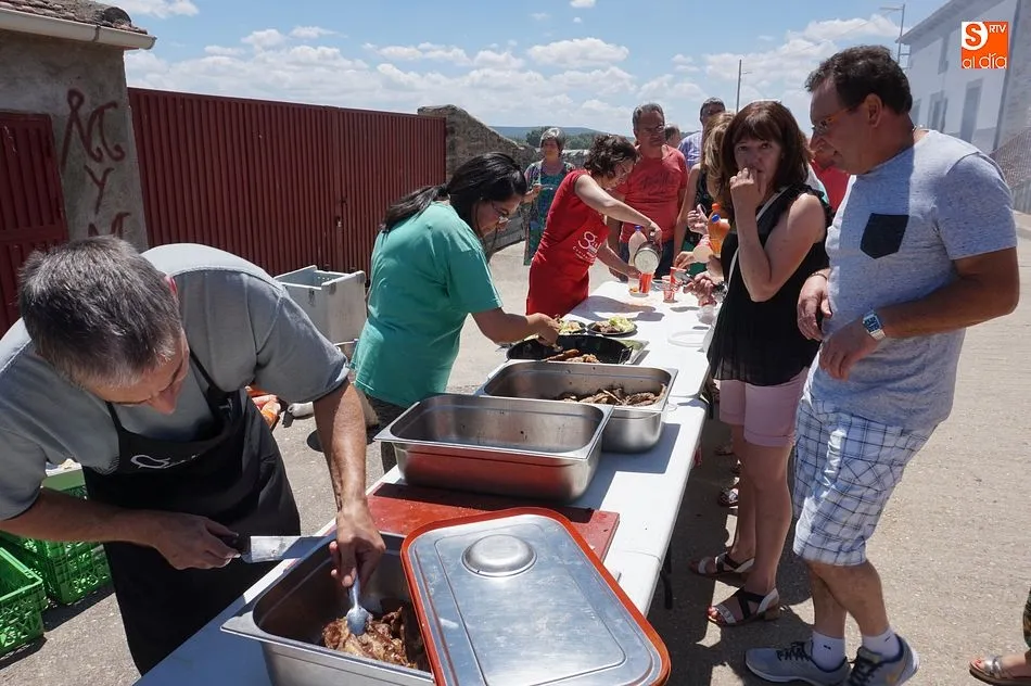 Una vez más, se repartió la comida popular frente al salón municipal