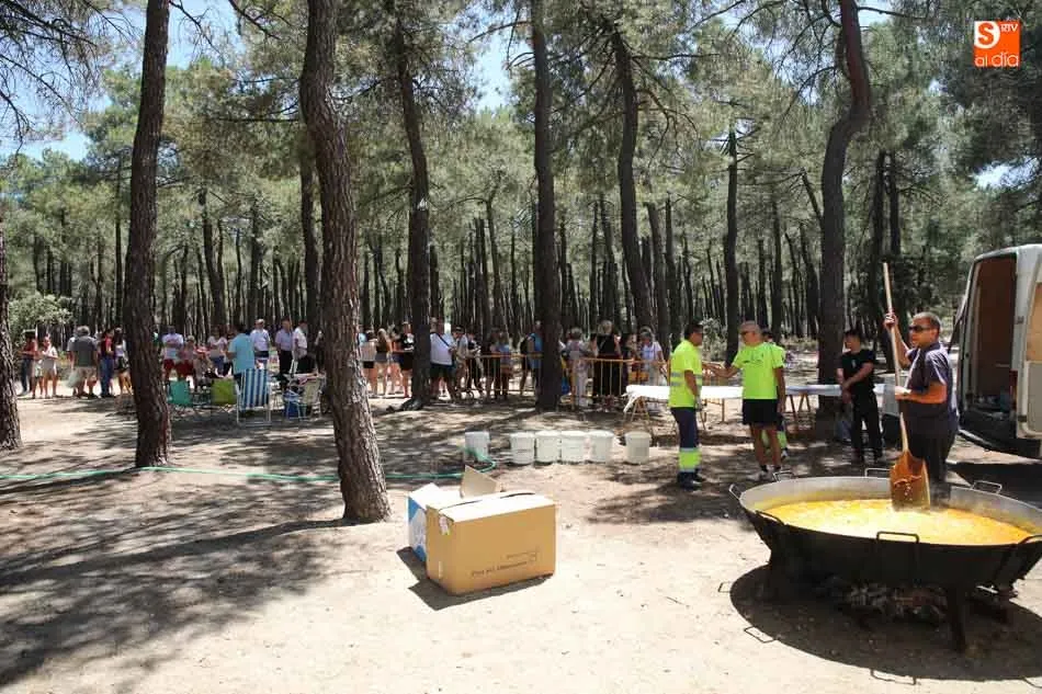 Foto 5 - Los vecinos de la urbanizaci&oacute;n Los Cisnes comparten una gran paella