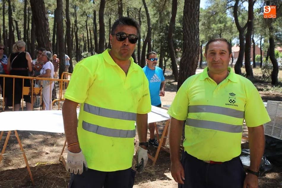 Foto 3 - Los vecinos de la urbanizaci&oacute;n Los Cisnes comparten una gran paella
